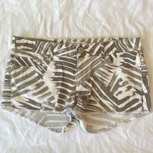 Denim shorts with leaf type print